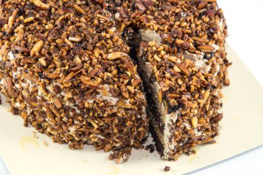 badem fıstıklı çikolatalı kek üzerine beyaz izole