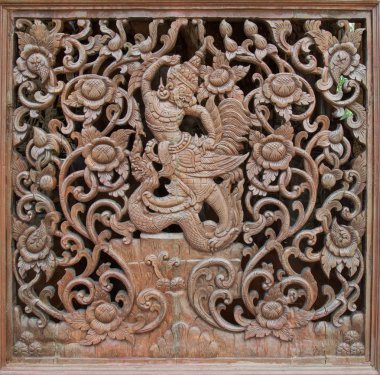 Çiçek ve Garuda desenli oymalı ahşap kafes
