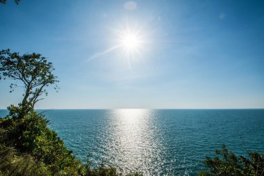 güneş ışığı ile blue sky adlı Khung kraben Bay, Chanthaburi Tayland