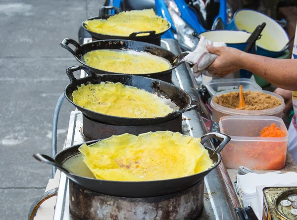 Crepe de huevo crujiente relleno — Foto de Stock