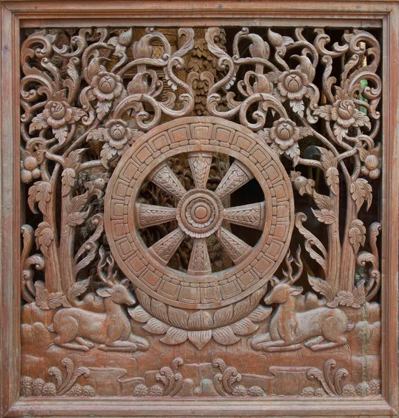 Резные деревянные решетки с рисунком Дхаммаджака — стоковое фото