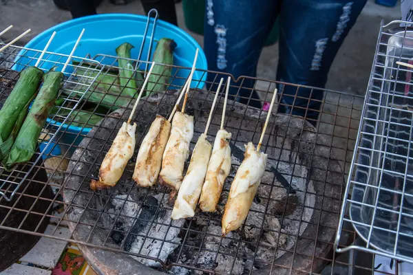 Grillezett tintahal tojás nyárs: utcai élelmiszer Thaiföldön — Stock Fotó