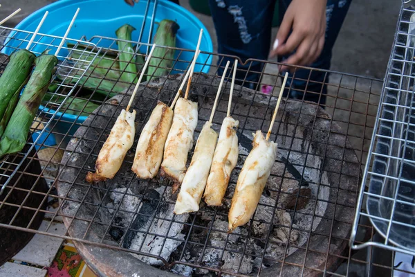 Brochetas de huevos de calamar a la parrilla en comida callejera en Tailandia — Foto de Stock