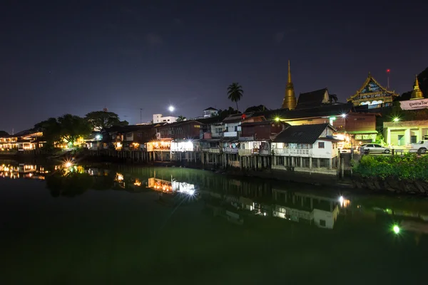 Dorf in Flussnähe bei Nacht in Chantaburi, Thailand — Stockfoto