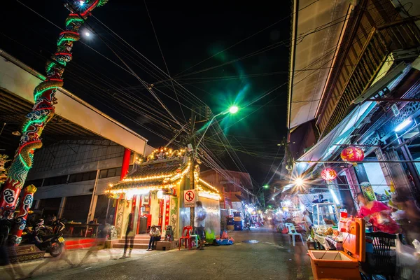 ЧАНТАБУРИ, Таиланд - 26 ДЕКАБРЯ 2015: деревня Шантабун ночью в Шантабури, Таиланд — стоковое фото