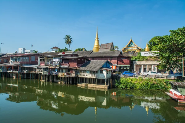 Dorp in de buurt van de rivier in de ochtend met duidelijke blauwe hemel op chantaboon dorp in chantaburi, Thailand — Stockfoto