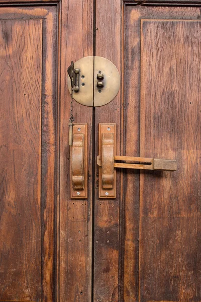 Vintage dörrhandtag på trädörr — Stockfoto