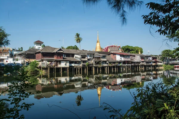 Dorp in de buurt van de rivier in de ochtend met duidelijke blauwe hemel op chantaboon dorp in chantaburi, Thailand — Stockfoto