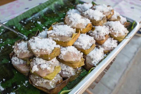 Pâtisserie en streaming Toddy palm enveloppée dans une feuille de banane sur fond blanc — Photo