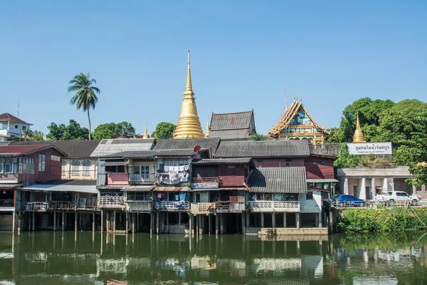 Dorf in Flussnähe am Morgen mit klarem blauem Himmel in Chantaburi, Thailand — Stockfoto