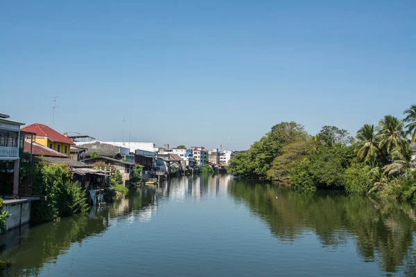 Dorp in de buurt van de rivier in de ochtend met duidelijke blauwe hemel op chantaboon dorp in chantaburi, Thailand — Stockfoto