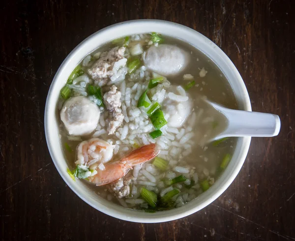 อาหารเช้าสไตล์เอเชีย ข้าวต้มอ่อน ซุปข้าว อาหารไทย — ภาพถ่ายสต็อก