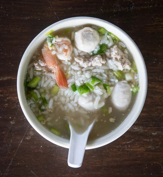 อาหารเช้าสไตล์เอเชีย ข้าวต้มอ่อน ซุปข้าว อาหารไทย — ภาพถ่ายสต็อก