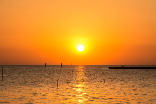 Por do sol acima do mar em Bangpu, Samutprakarn na Tailândia — Fotografia de Stock