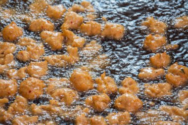 Kızarmış Balık patty yağ kaynar suda yanmış.