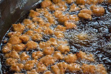 Kızarmış Balık patty yağ kaynar suda yanmış.