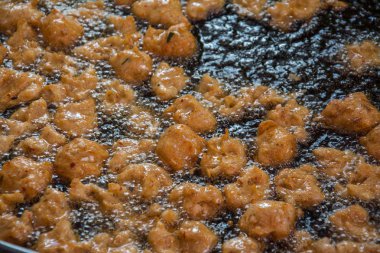 Kızarmış Balık patty yağ kaynar suda yanmış.