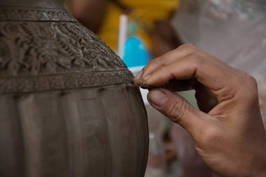 Toprak kil yapmak için oyma.