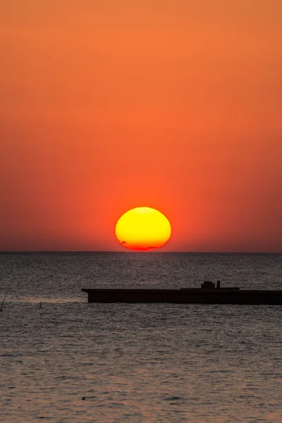 Zachód słońca nad morzem, w Bangpu, Samutprakarn w Tajlandii — Zdjęcie stockowe