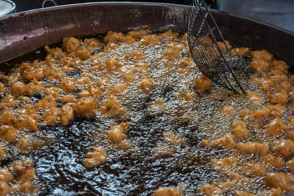 Fried fish patty is fried in boiling oil. — Stock Photo, Image