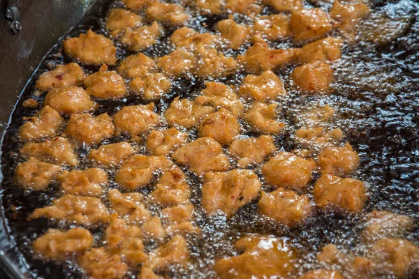 Gebakken vis patty is gebakken in kokend olie. — Stockfoto