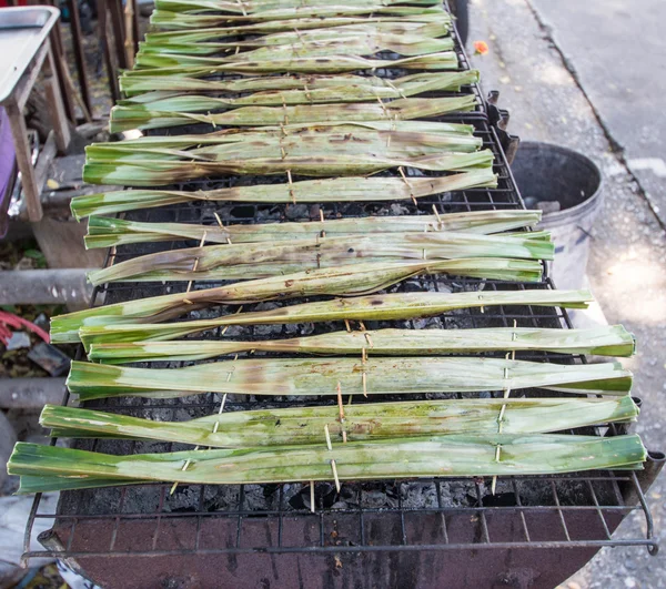Carne dulce tailandesa hecha de harina, coco y azúcar, envuelta en hojas y luego a la parrilla . — Foto de Stock