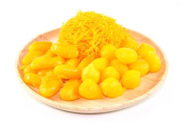 yumurta ve şekeri ahşap çanak yapılmış Tay sweetmeat tatlı izole beyaz zemin üzerine, üstten görünüm