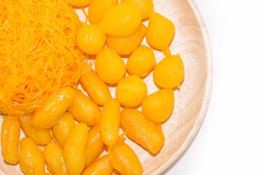 yumurta ve şekeri ahşap çanak yapılmış Tay sweetmeat tatlı izole beyaz zemin üzerine, üstten görünüm