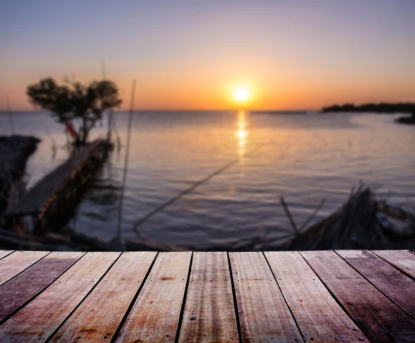 Paysage flou avec terrasse en bois — Photo