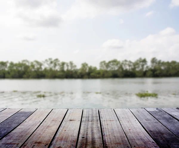 Размытый пейзаж с деревянной террасой — стоковое фото