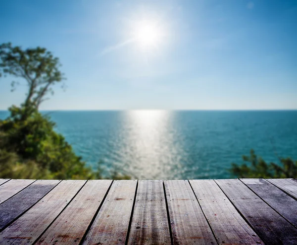 Paysage flou avec terrasse en bois — Photo