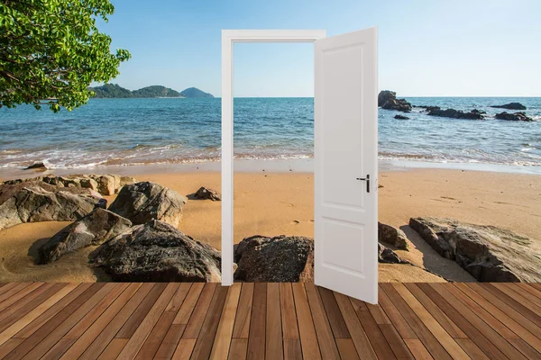 Landscape behind the opening door — Stock Photo, Image