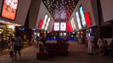 Film ya da sinema karmaşık salonda insanlar bekleyen odak arka plan bulanıklık