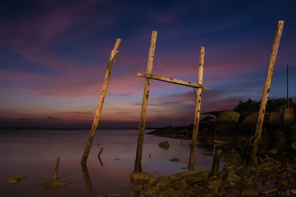 Poteau de bois sur la mer au crépuscule à Bangpu, Samutprakarn en Thaïlande — Photo