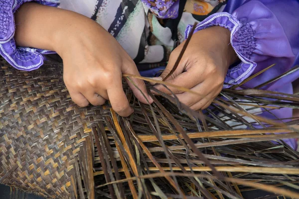 Weaving a wicker basket by handmade,Thailand — Stock Photo, Image