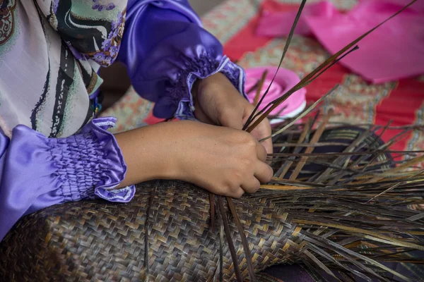 Väva en flätad korg av handgjorda, Thailand — Stockfoto