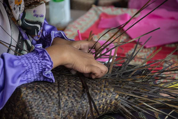 Tkania Wiklinowy kosz przez ręcznie, Tajlandia — Zdjęcie stockowe