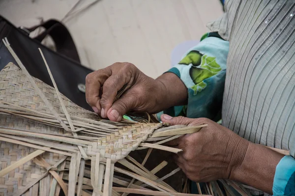 Weaving a wicker basket by handmade,Thailand — Stock Photo, Image