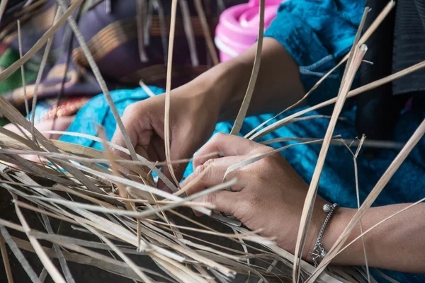 Weaving a wicker basket by handmade,Thailand — Stock Photo, Image