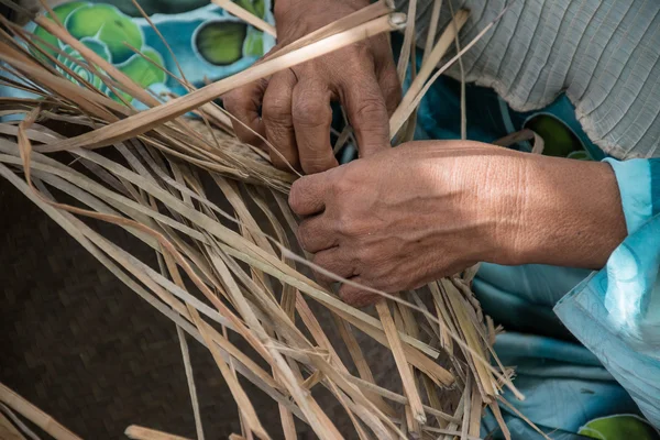 Tejiendo una cesta de mimbre hecha a mano, Tailandia —  Fotos de Stock