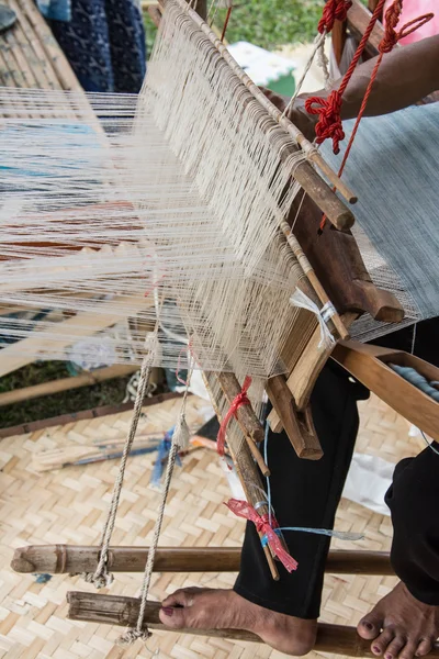 Woman weaving silk in traditional way at manual loom. Thailand — Stock Photo, Image