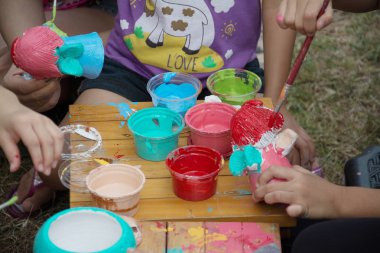 Çocuk boyama renk alçı heykel üzerinde