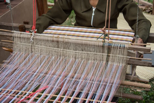 Mujer tejiendo seda de manera tradicional en telar manual. Tailandia —  Fotos de Stock