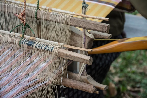 Mujer tejiendo seda de manera tradicional en telar manual. Tailandia —  Fotos de Stock