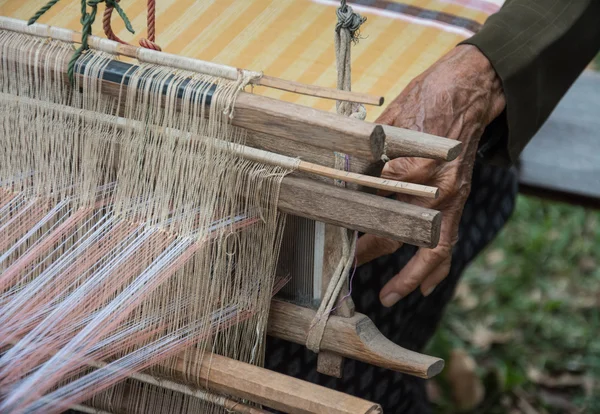 Woman weaving silk in traditional way at manual loom. Thailand — Stock Photo, Image