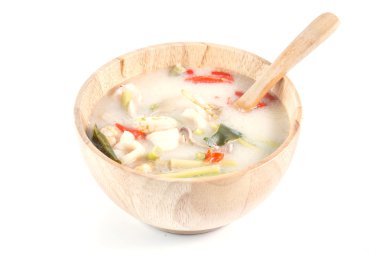 Tay gıda Tom Yum Goong ahşap kase izole beyaz arka plan üzerinde