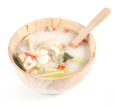 Tay gıda Tom Yum Goong ahşap kase izole beyaz arka plan üzerinde