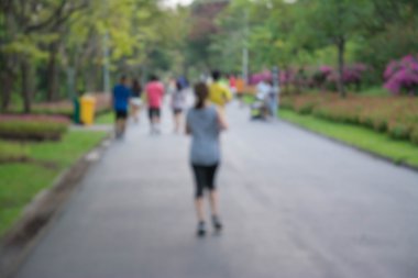 Parkta çalışan insanların arka plan bulanık