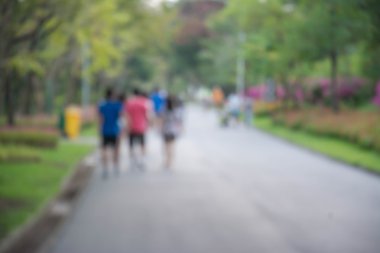 Parkta çalışan insanların arka plan bulanık