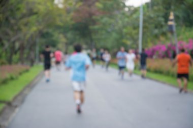 Parkta çalışan insanların arka plan bulanık